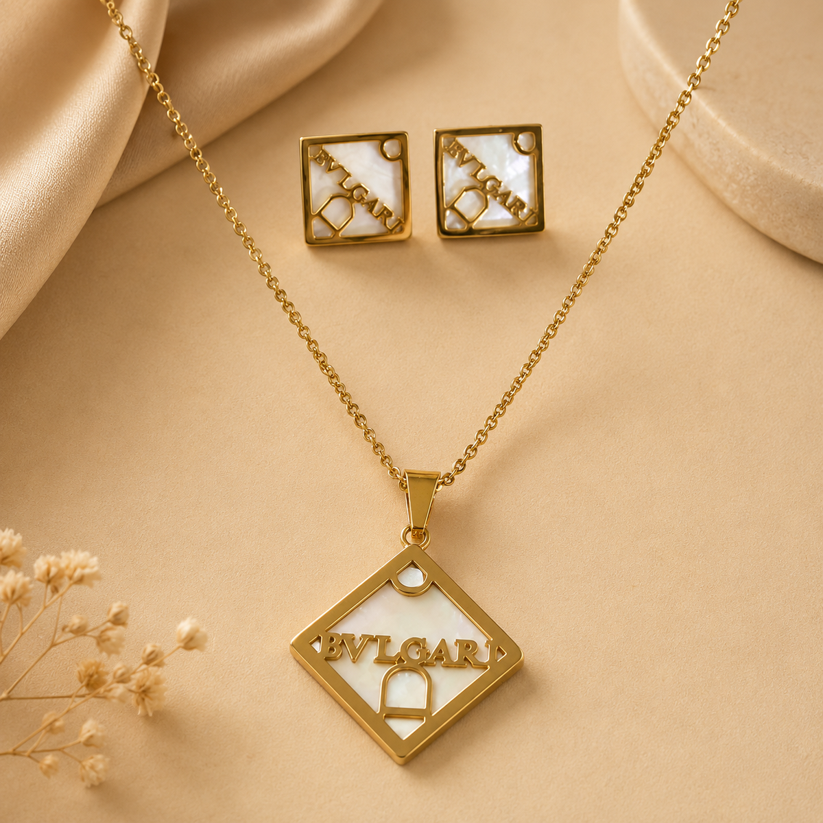 Juego de cadena y aretes dorado de acero quirúrgico (COD.88-167)